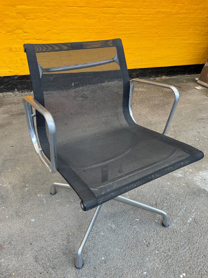 Eames EA 108 Stol