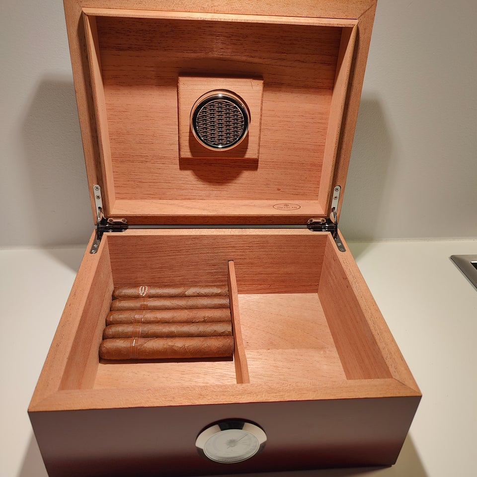 Cigar humidor, Cigar humidor