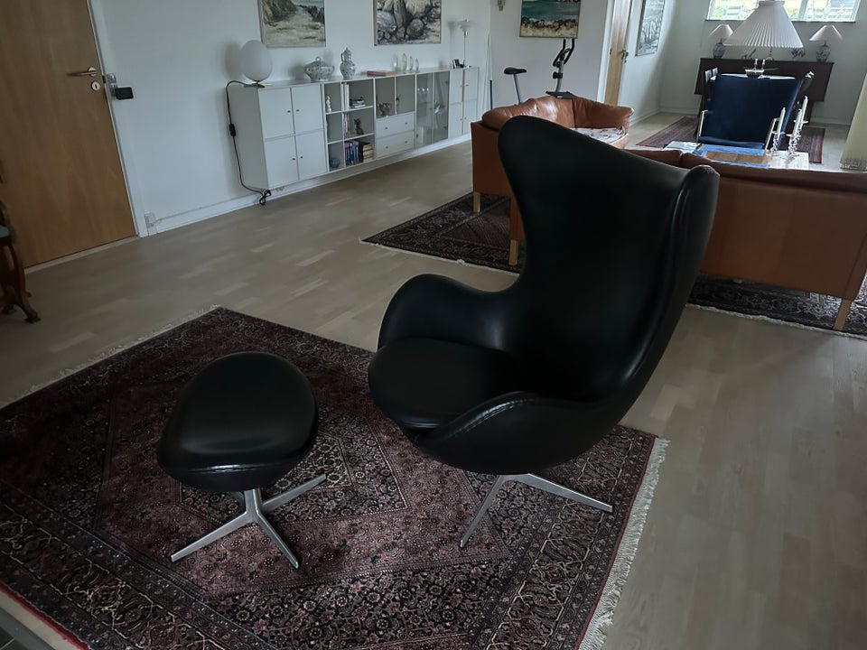 Arne Jacobsen, Ægget med skammel,