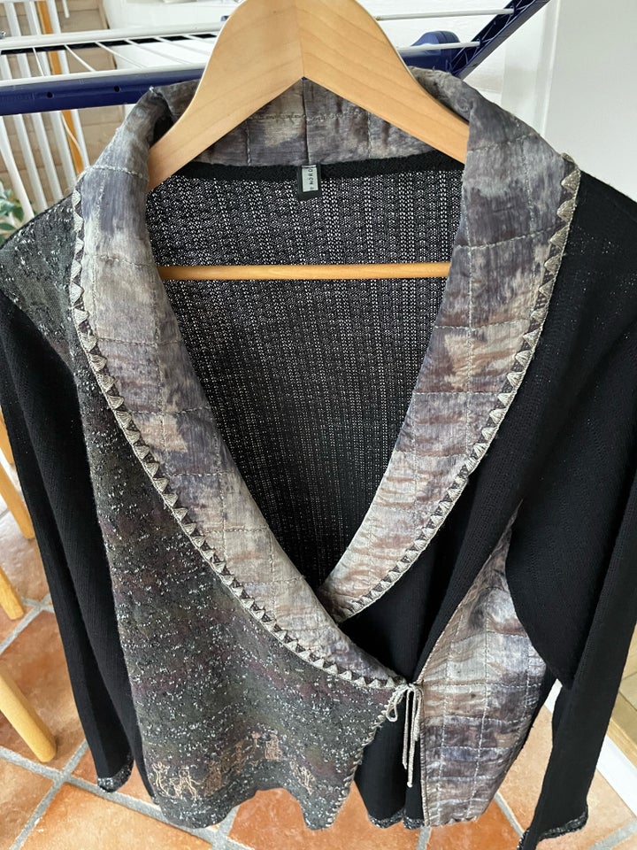 Cardigan, Carla du nord, str. 42