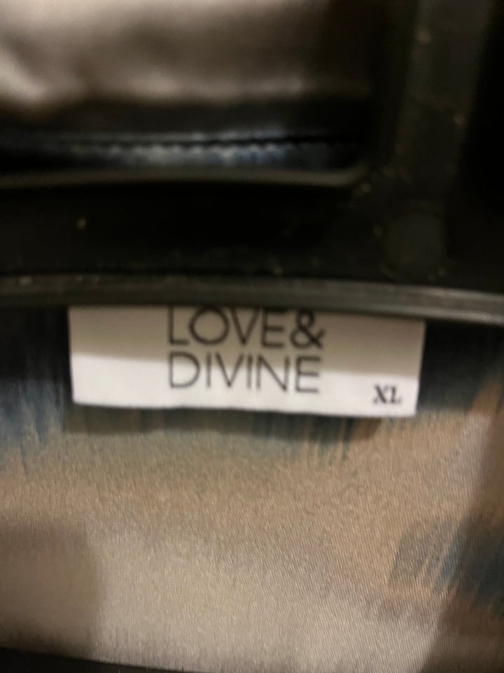 Anden kjole, Love  Divine /