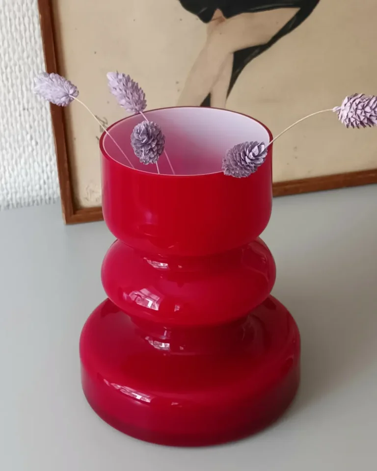 Rød glas vase ! Holmegaarf