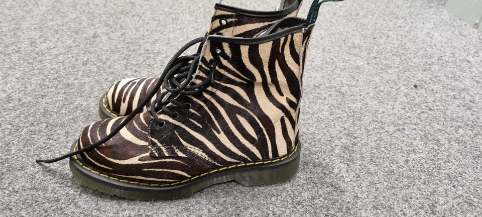 Zebrastribet Dr Martens/Sol...