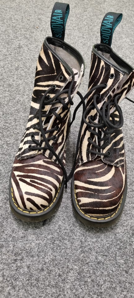 Zebrastribet Dr Martens/Sol...