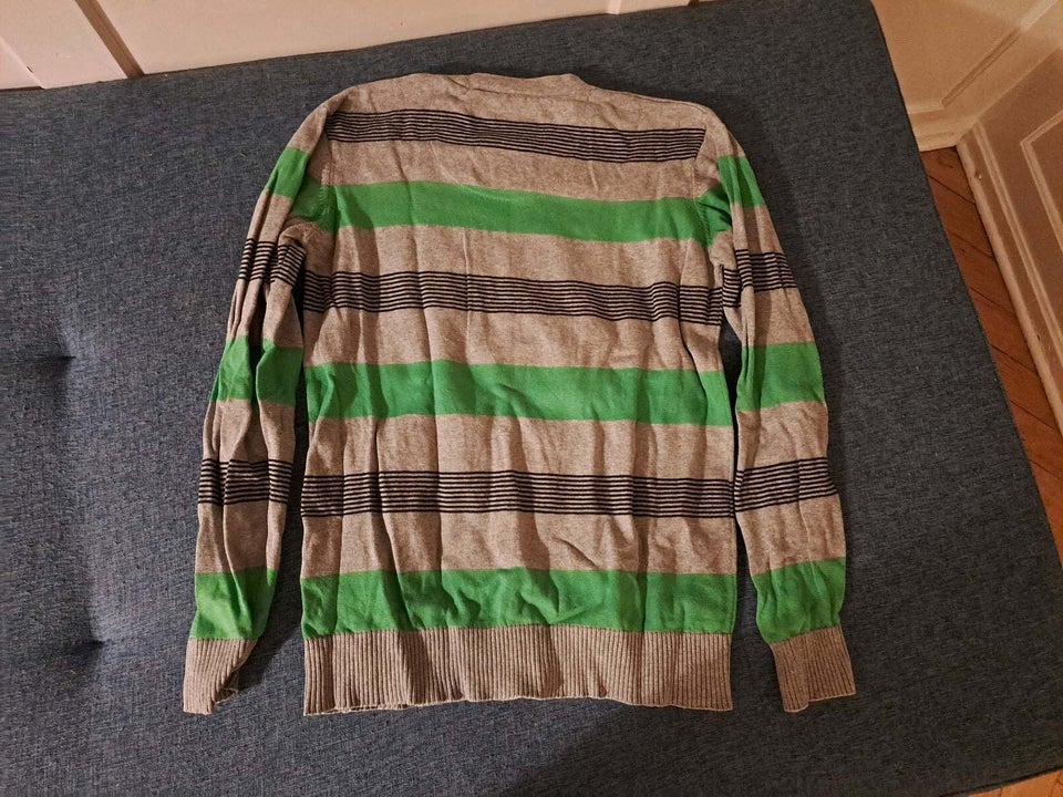 Sweater, med T-shirt hals under,