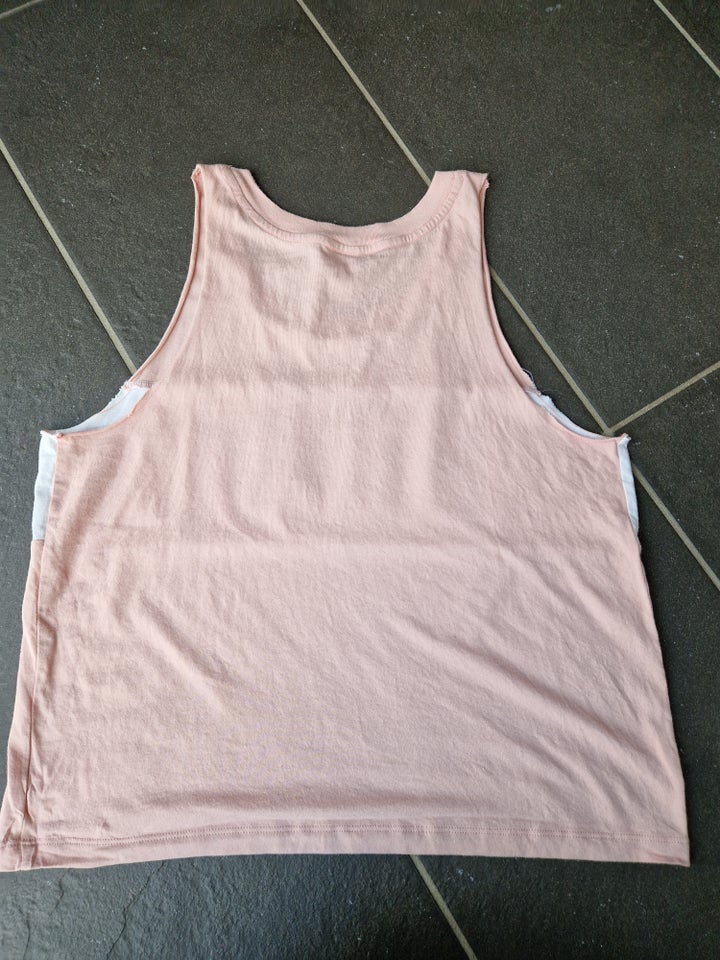 Top, PINK, str. 38