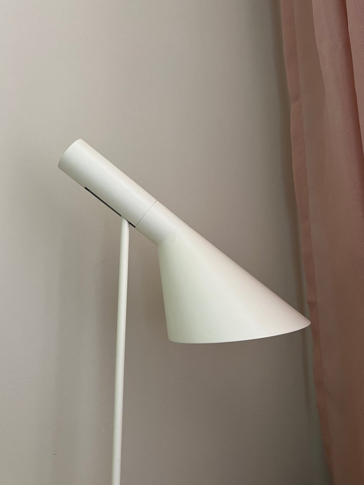 Arne Jacobsen AJ bordlampe