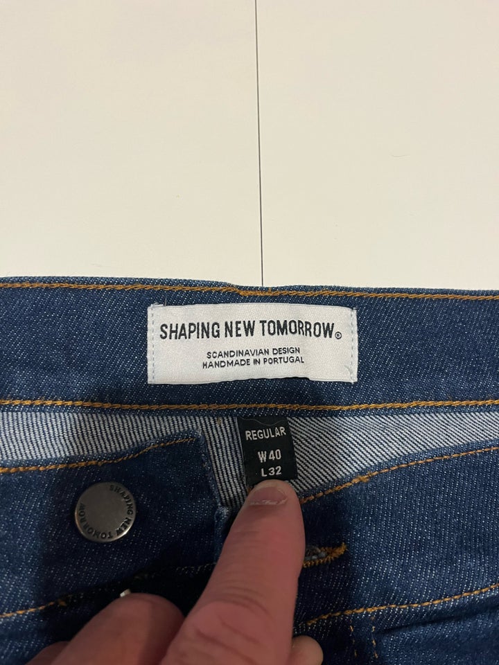 Jeans, Shaping New tomorrow, str.