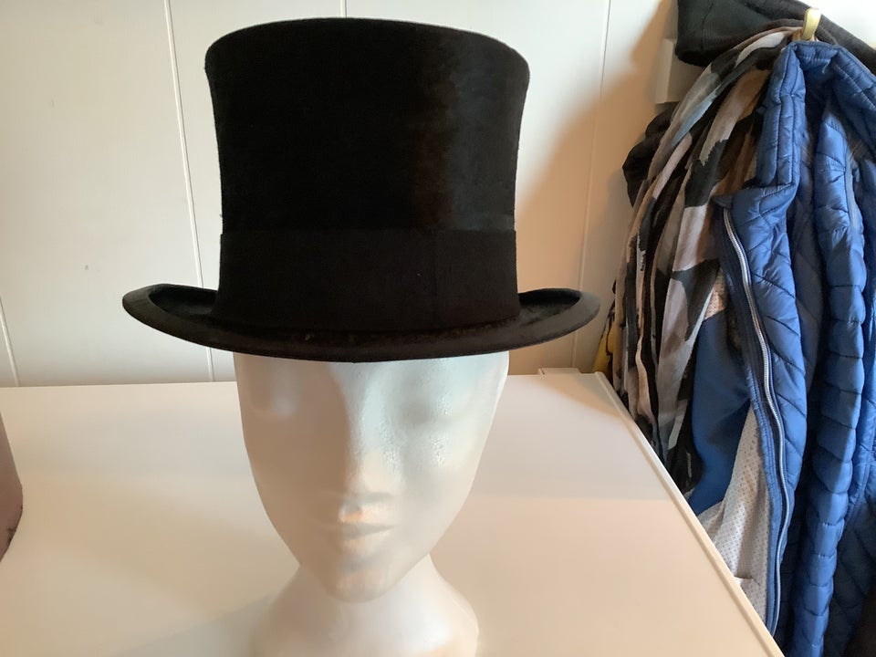 Hat, str. 56, Sort