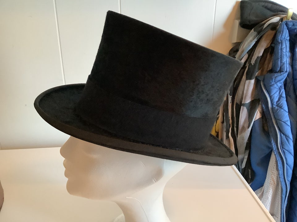 Hat, str. 56, Sort