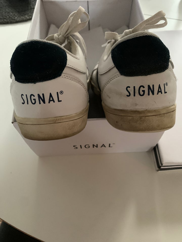 Sneakers, Signal, str. 42