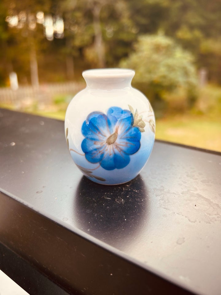 Porcelæn, Flot lille vase med fin