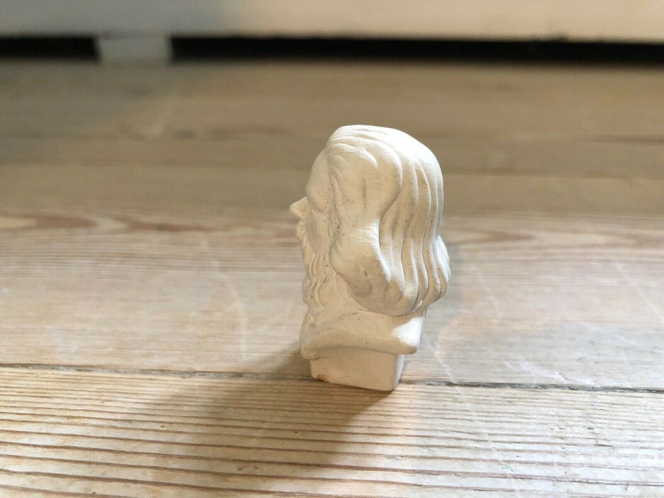 Miniature buste