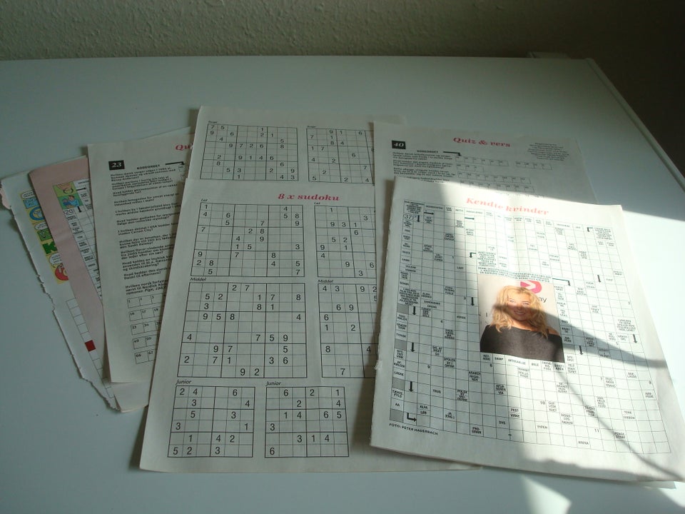 Løse sider med krydsord/sudoku,