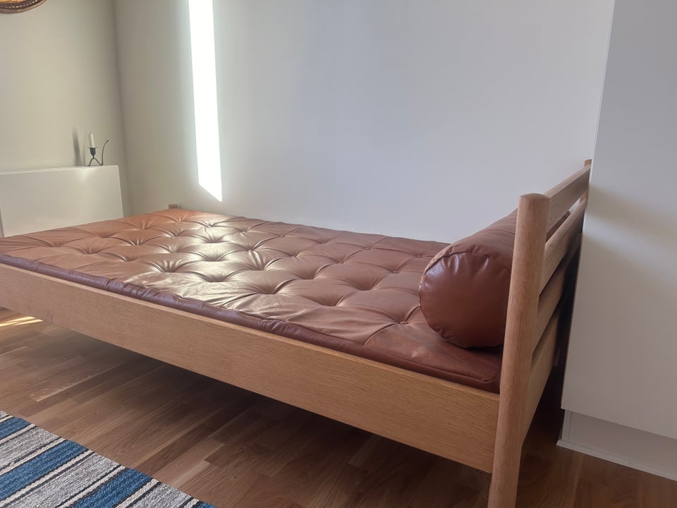 Hans J. Wegner, Daybed i eg og skind