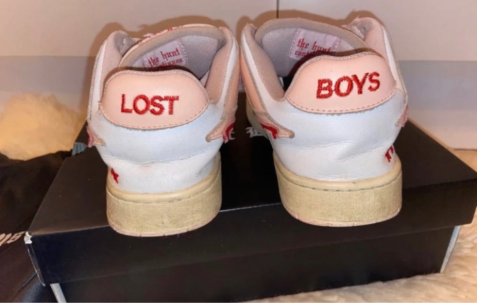 Sneakers, Lost Boys , str. 40