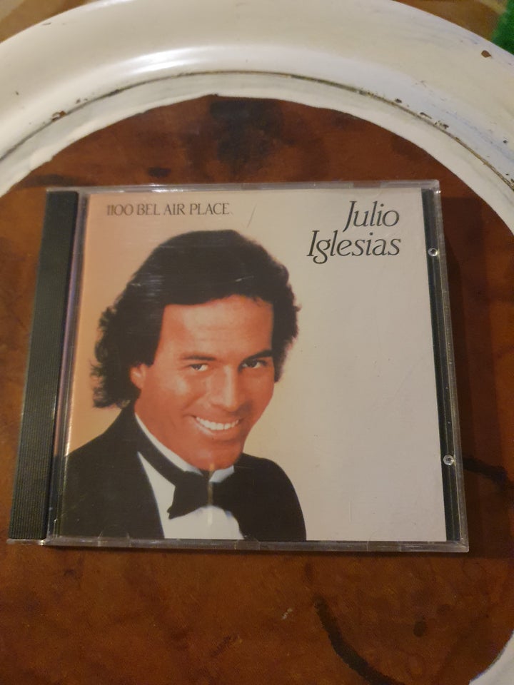 Julio Iglesias: 1100 Bel Air Place,