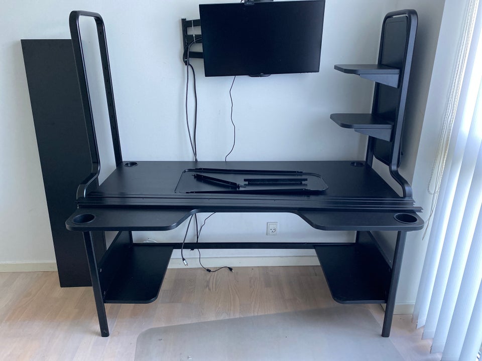 Computerbord Ikea b: 140 d: 74 h: