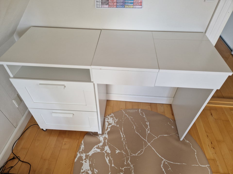 Skrivebord Ikea b: 120 d: 42 h: 78