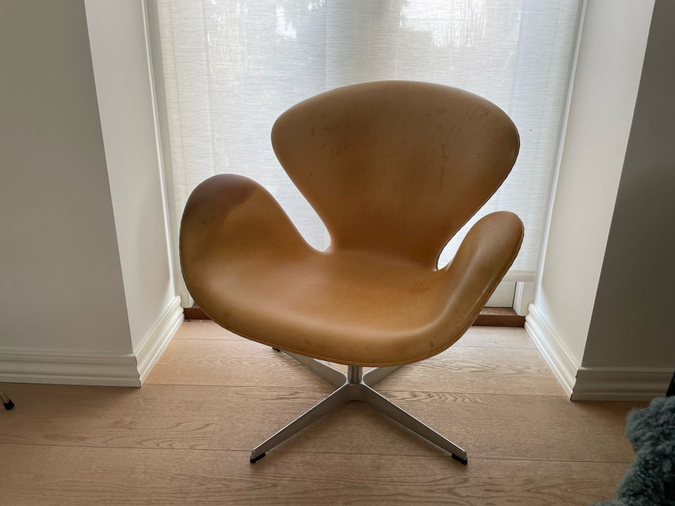 Arne Jacobsen 3320 - Svanen Red