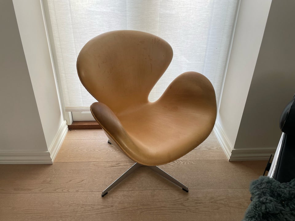 Arne Jacobsen 3320 - Svanen Red