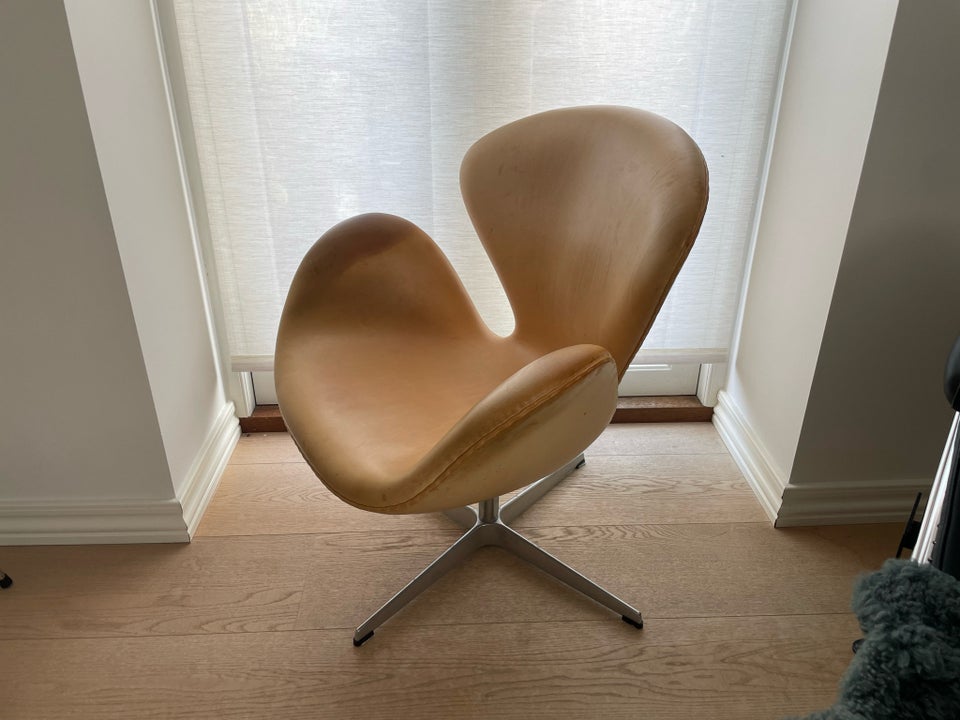 Arne Jacobsen 3320 - Svanen Red