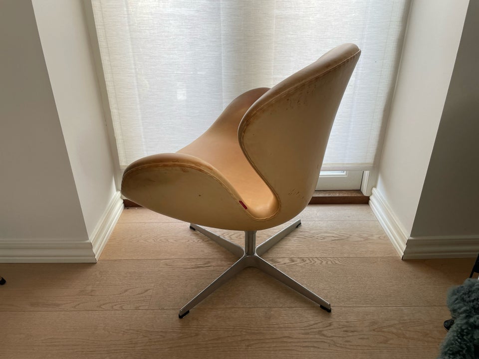 Arne Jacobsen 3320 - Svanen Red