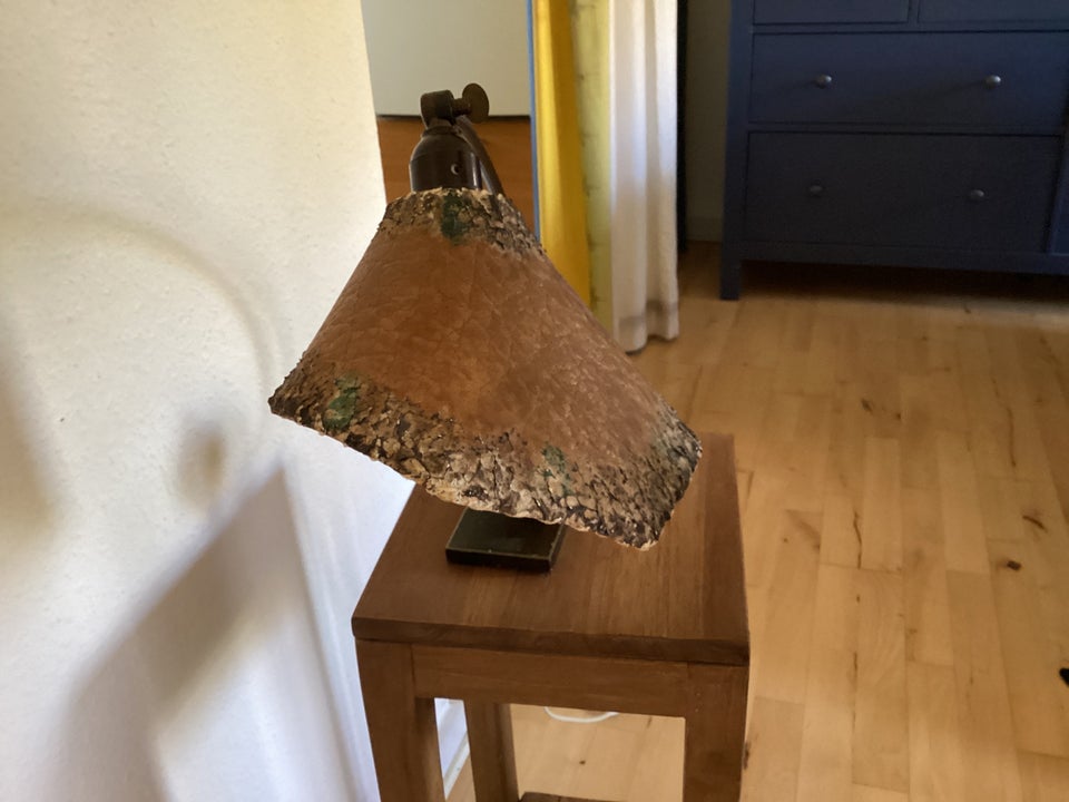 Lampe med skærm i fiskeskind