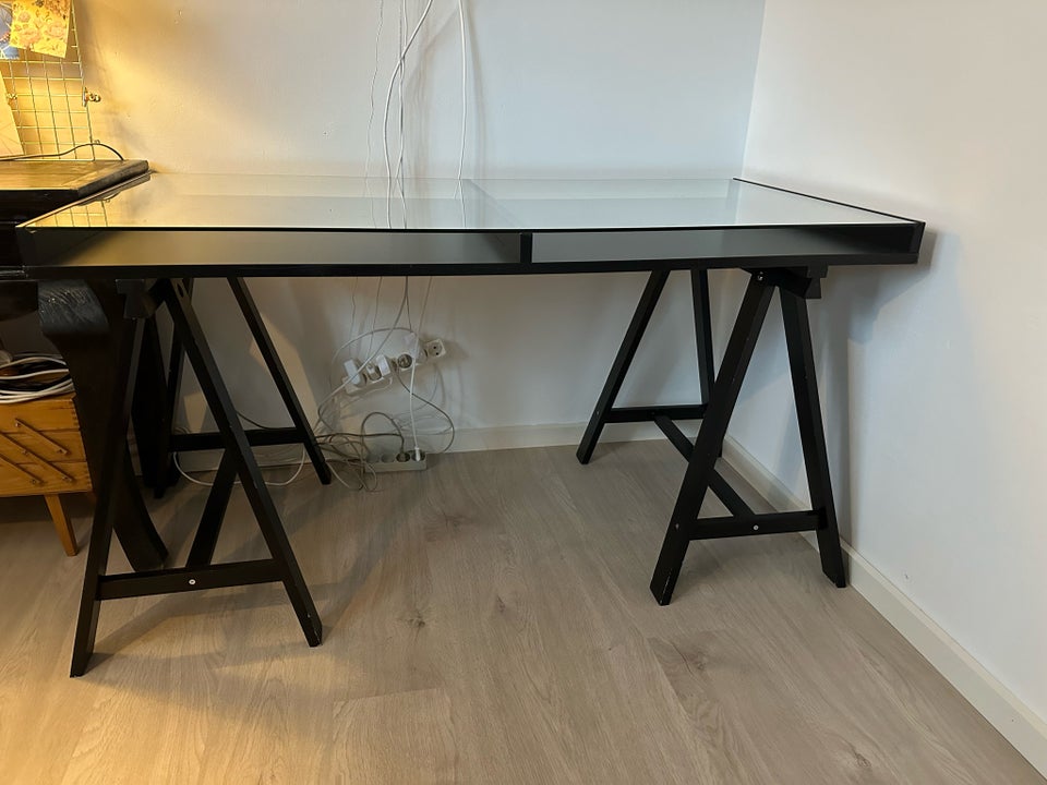 Skrivebord, Ikea, b: 140 d: 70 h: 77