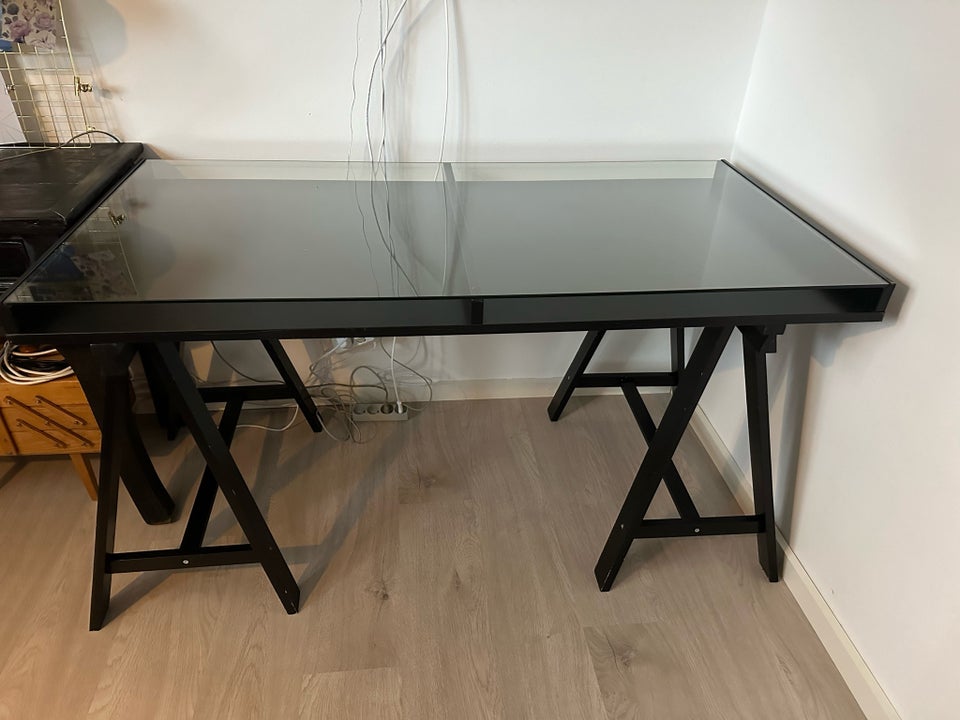 Skrivebord, Ikea, b: 140 d: 70 h: 77