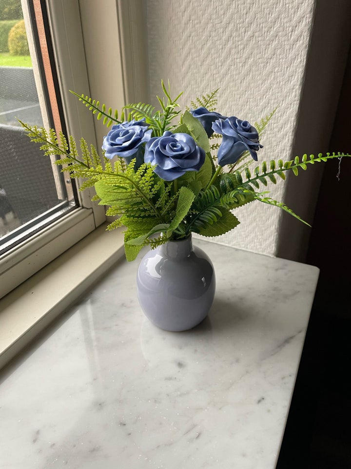 Vase med kunstig blomster