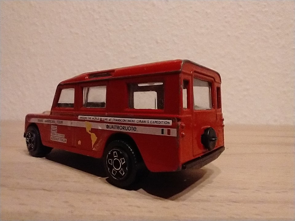 Modelbil, Burago Land Rover, skala