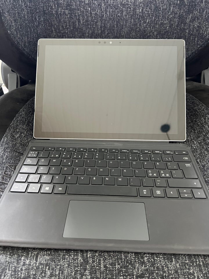 Microsoft Surface Pro 5  4 GB ram