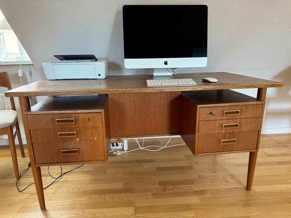 Skrivebord, Wegner, b: 145 d: 70 h: