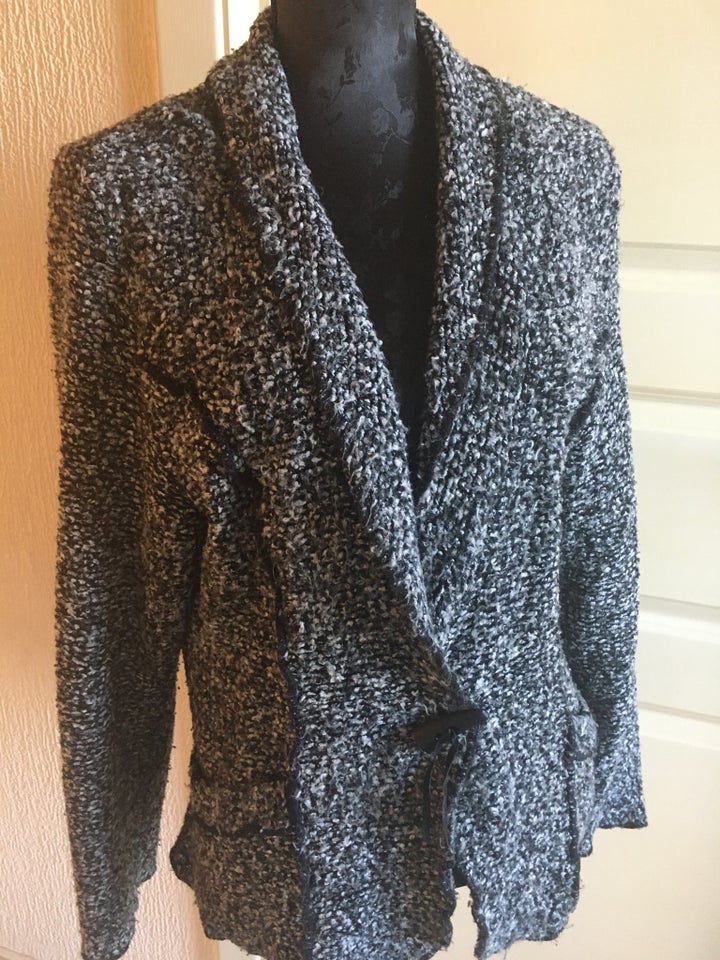 Cardigan, Signature, str. 40