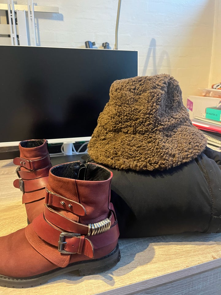 Blandet tøj, Boots + Jacket + Hat,