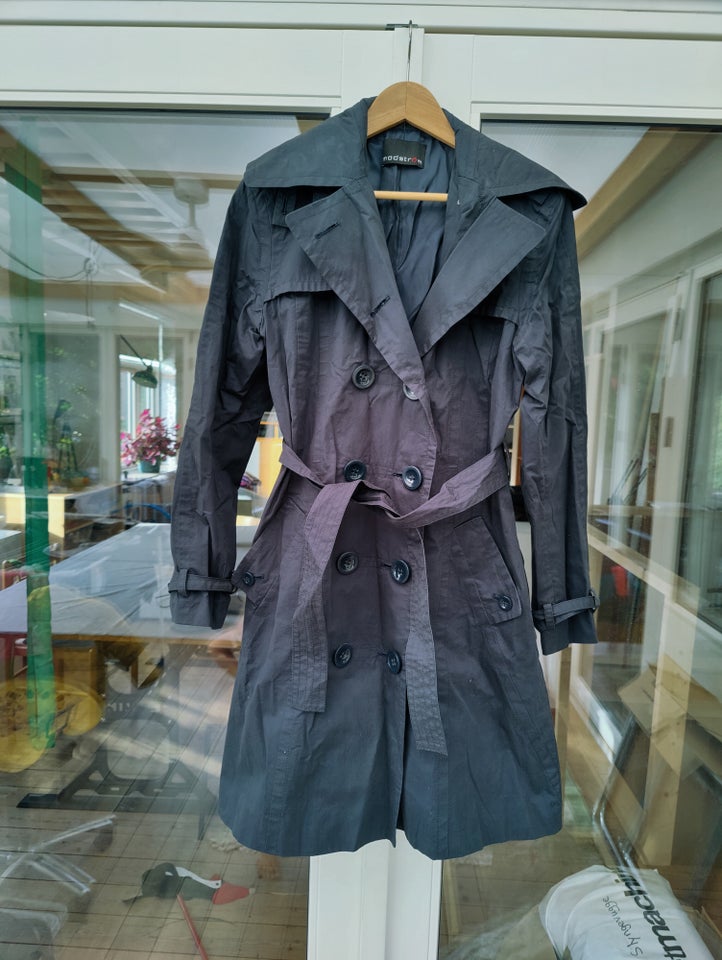 Trenchcoat, str. 42, Modström