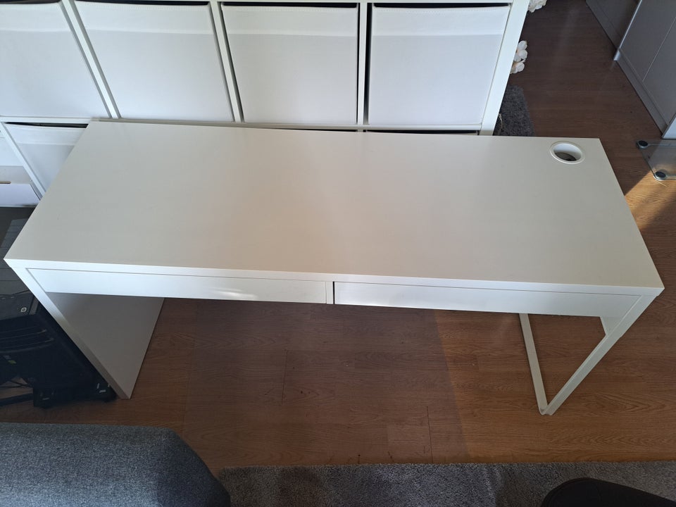 Skrivebord, IKEA, b: 142 d: 50 h: 75