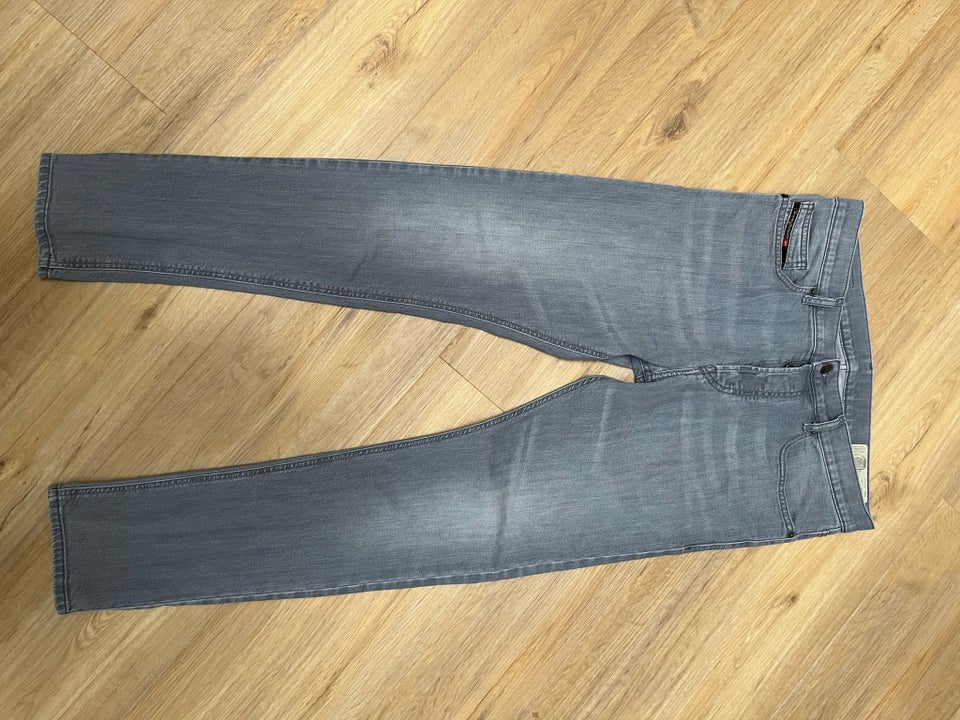 Jeans, Diesel, str. 32