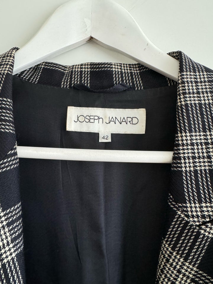 Blazer, str. 42, Joseph Janard