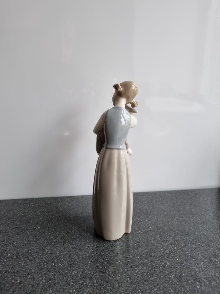 Figur Pige med lam porcelæn