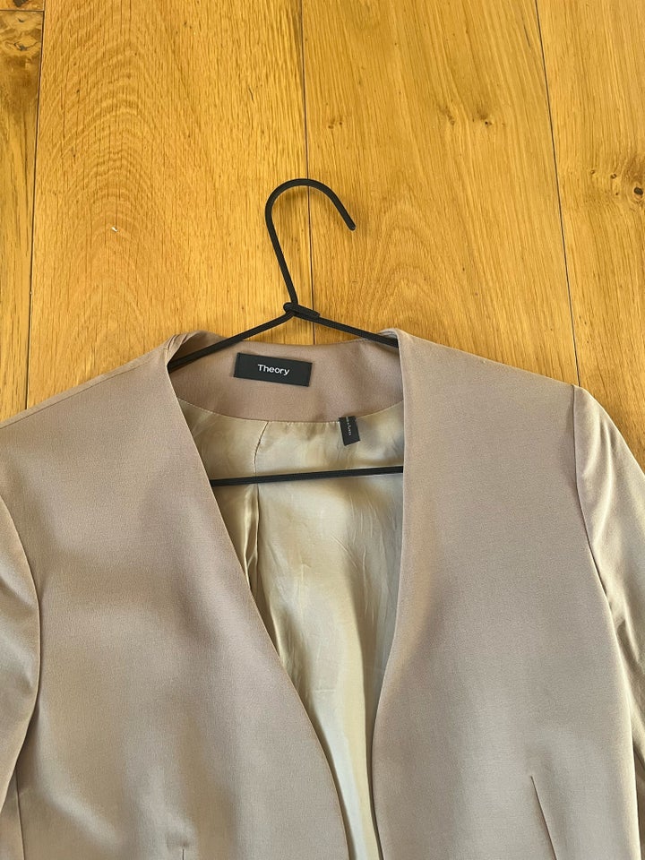 Blazer, str. 34, Theory