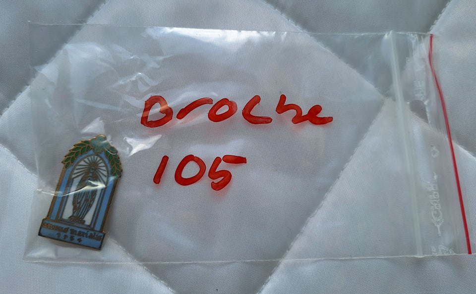 Broche, forgyldt, Den hellige