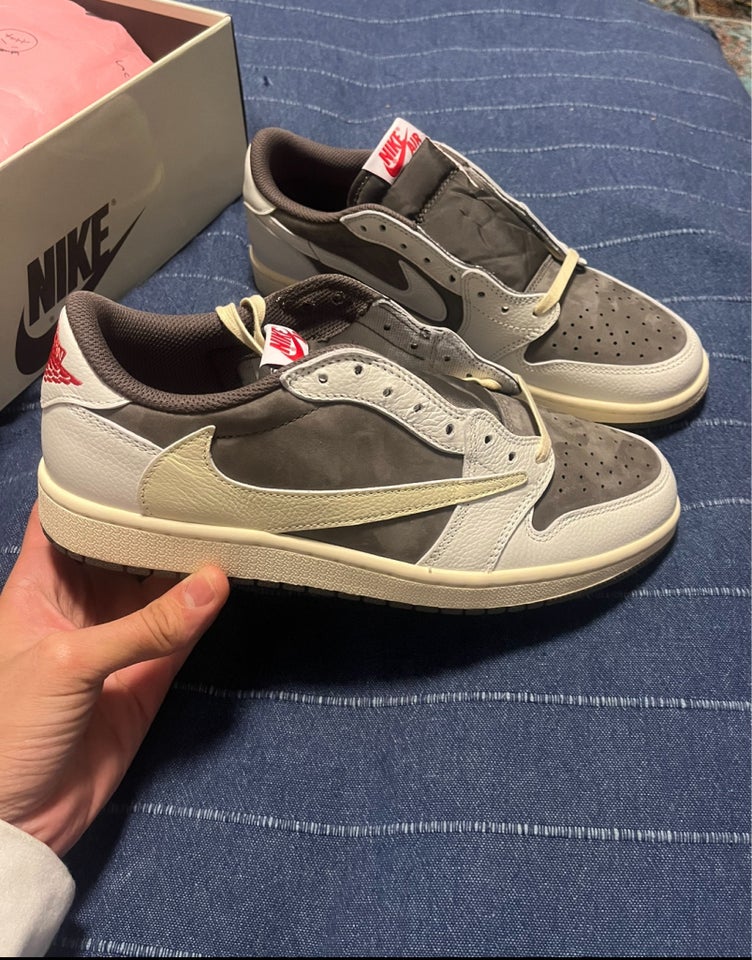 Sneakers, Travis Scott , str. 44