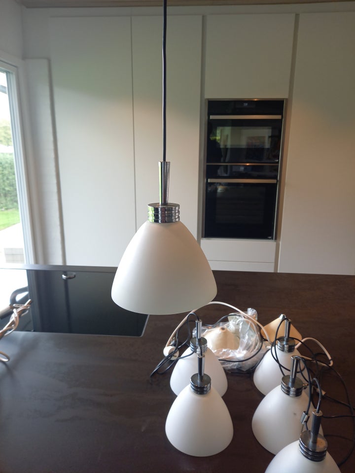 Anden loftslampe, Herstal