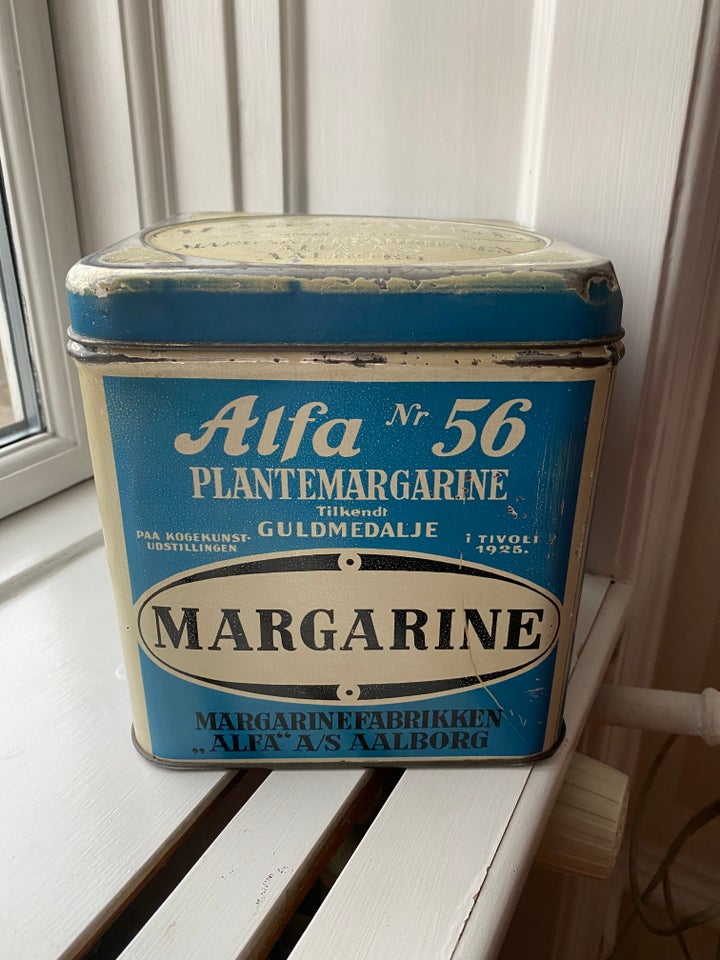 Gammel margarinebøtte med låg