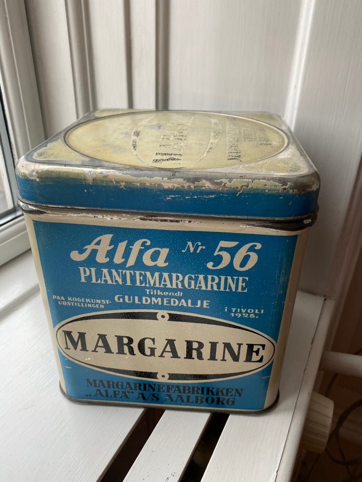 Gammel margarinebøtte med låg