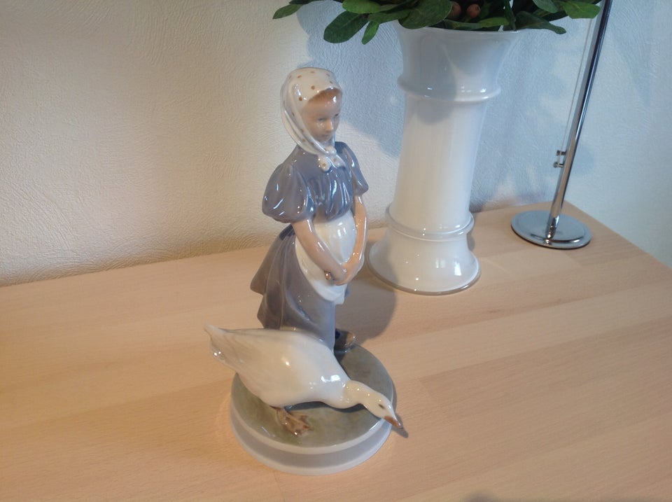 Porcelæn Figur Pige med Gås