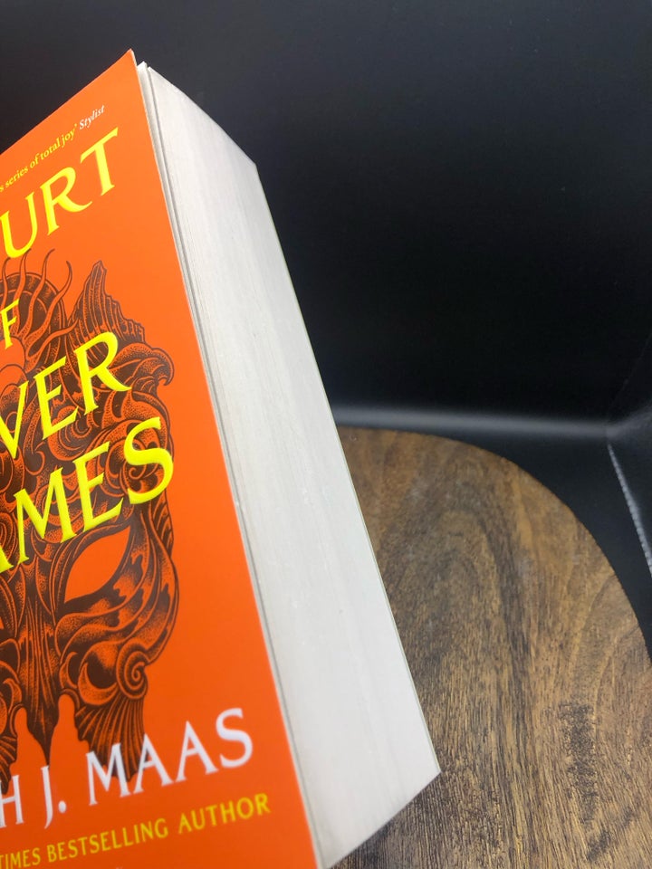 A Court of Silver Flames, Sarah J.