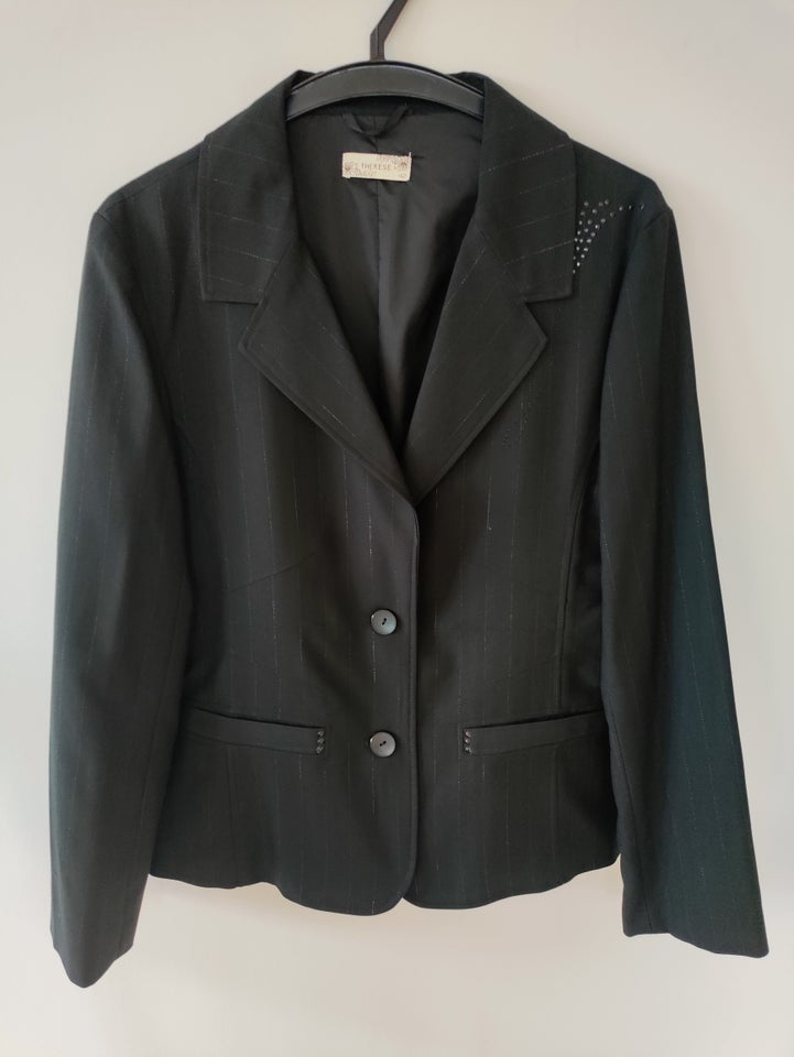 Blazer, str. 42, Therese